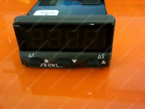 CN132 | OMEGA CN132 100-240VAC S/N 797965 010 008