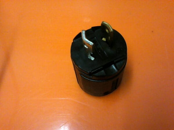 HBL7465V | HUBBELL TWIST-LOCK VALISE DEAD FRONT PLUG 15A 125V A.C OR D.C 2-WIRE POLARIZED NEMA ML1-P - Image 2