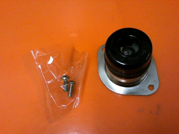 38-1331 | HUBBELL FLANGED RECEPTACLE MIDGET TWIST-LOCK 2 POLE 3 WIRE GROUNDIN 7598 - Image 2
