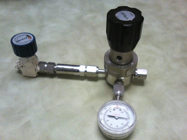AP1006S 3PW FV4 FV4 L | APTECH REGULATOR AP1006S 3PW FV4 FV4 L W/ PALL MINI-GASKLEEN GLFPF3000VMM4 IN-LINE GAS FILTER, NIPPON SANSO VALVE, AND A SPAN INSTRUMENTS GAUGE - Image 2