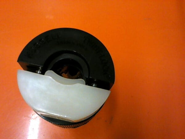 20A-125V | HUBBELL TWIST-LOCK TURN & PULL FEMALE PLUG 20A-125V - Image 2