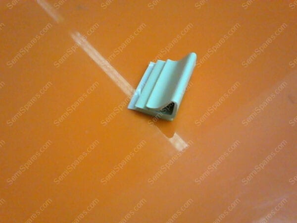 070-000025-007 | CBL CLIP FLAT C-TYPE WHITE ADH - Image 2