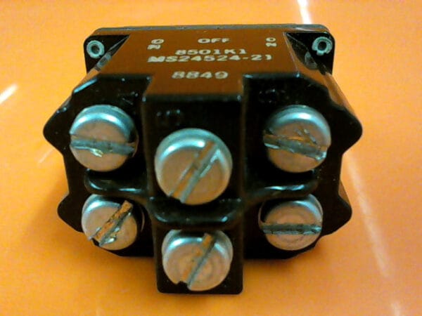 MS24524-21 | C-H 8501K1 TOGGLE SWITCH - Image 4