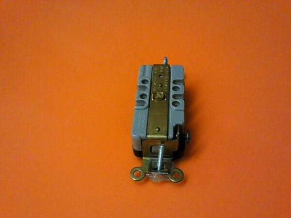 WC-596 | HUBBELL WC-596 RECEPTACLE 125V 15A (PACK OF 3) - Image 2