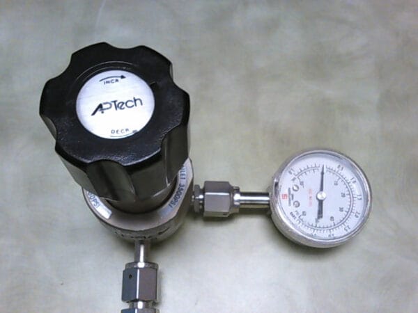 AP1006S 3PW FV4 FV4 L | APTECH REGULATOR AP1006S 3PW FV4 FV4 L W/ PALL MINI-GASKLEEN GLFPF3000VMM4 IN-LINE GAS FILTER, NIPPON SANSO VALVE, AND A SPAN INSTRUMENTS GAUGE - Image 5