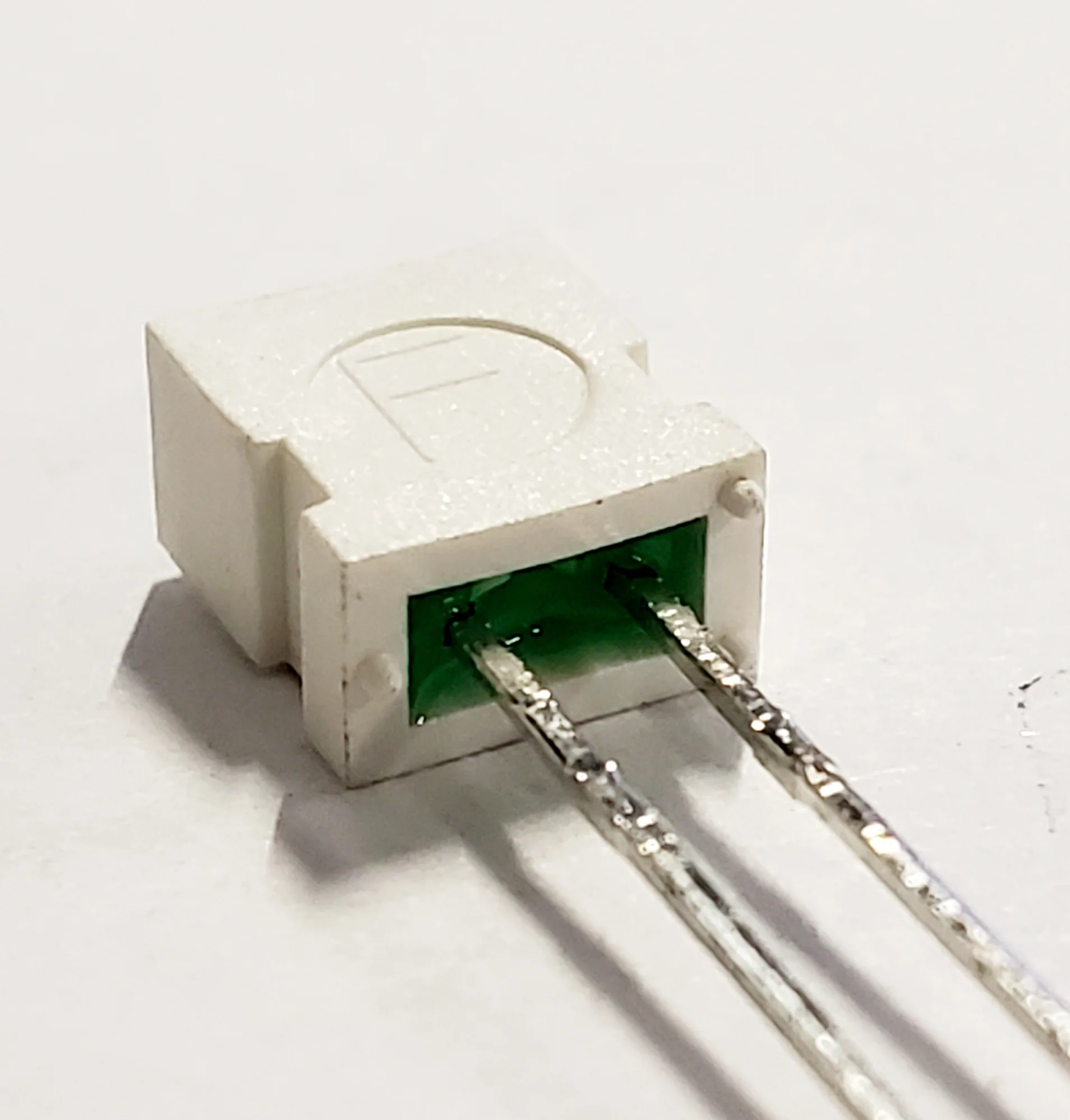 SSL-LX4673GD-LA20 | LED GREEN DIFF RECT 4MMX7MM T/H - Image 2