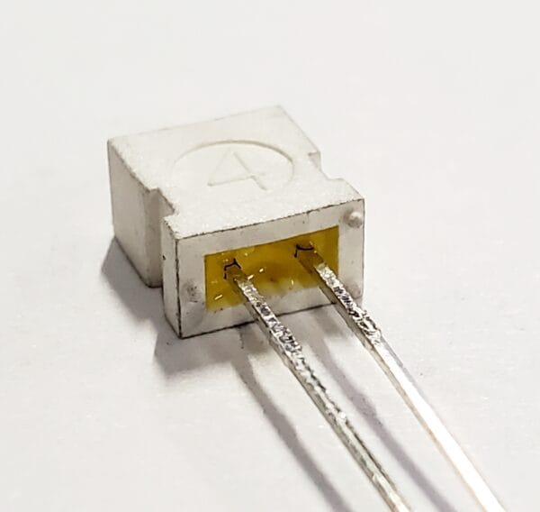 SSL-LX4673YD-LA20 | LED YELLOW DIFF RECT 4MMX7MM T/H - Image 2