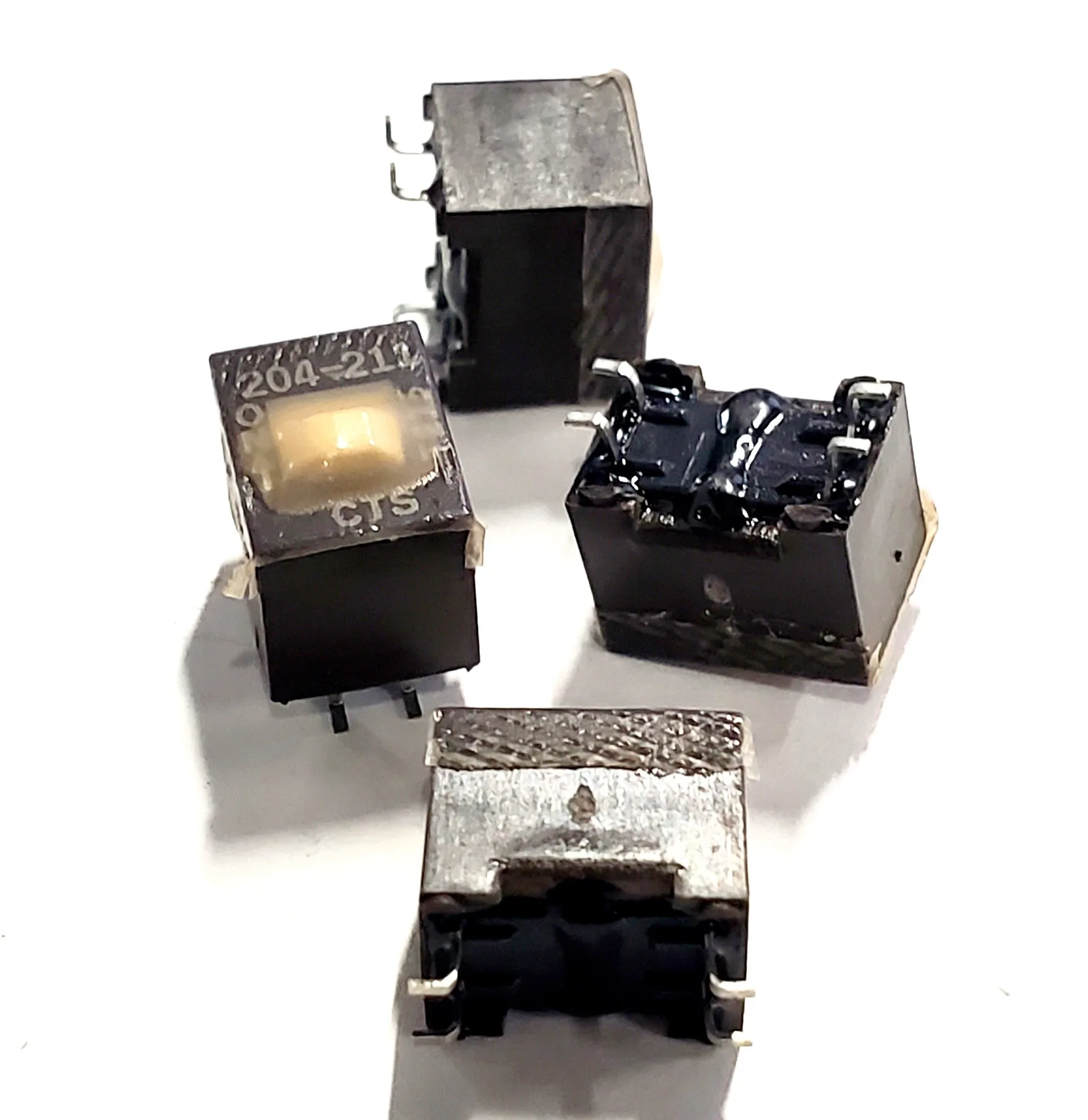 204-211ST | DIP SWITCH DPST 1 POSITION SURFACE MOUNT SLIDE ACTUATOR 50MA 24VDC RAISED GULL WING BLACK - Image 4