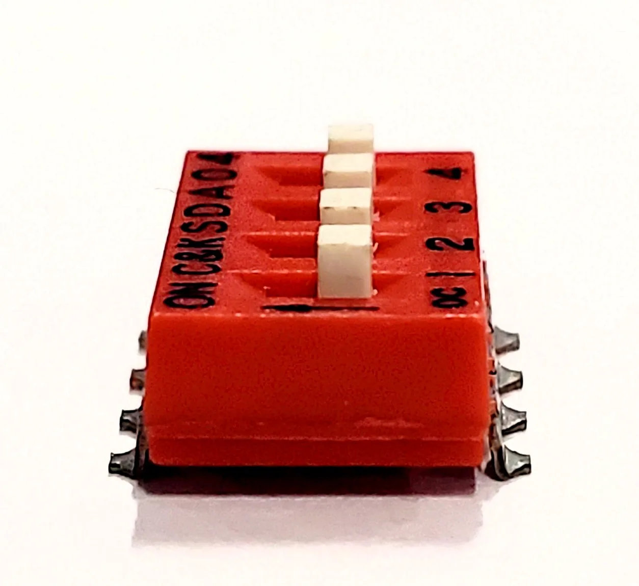 SDA04H1SKD | DIP SWITCH SPST 4 POSITION SURFACE MOUNT SLIDE ACTUATOR 25MA 24VDC RAISED GULL WING - Image 2