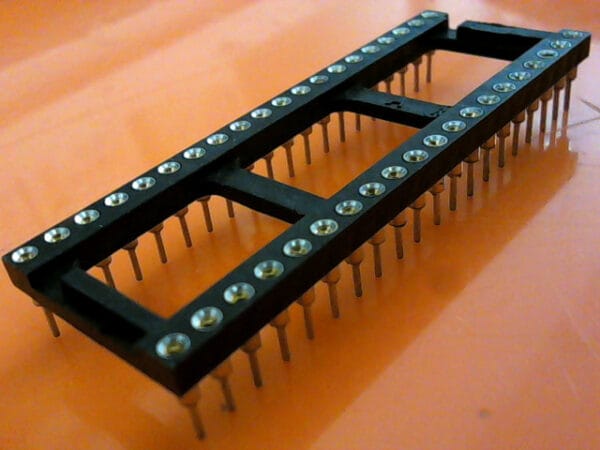 DIP153316066338 | 28 PIN DIP MACHINE TOOLED SOLDER TAIL LOW PROFILE IC SOCKET ROUND HOLE - Image 3