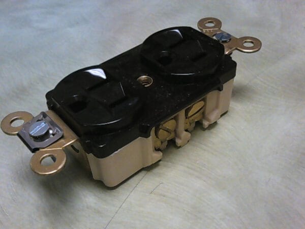 5262BLB | HUBBELL SPECIFICATION GRADE DUPLEX RECEPTACLE 2 POLE WIRE, 15AMP 125 VAC OR DC, NEMA 5-15R - Image 4