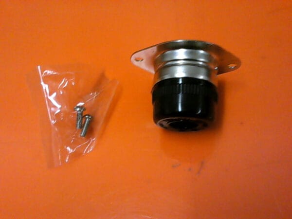 38-1331 | HUBBELL FLANGED RECEPTACLE MIDGET TWIST-LOCK 2 POLE 3 WIRE GROUNDIN 7598 - Image 3