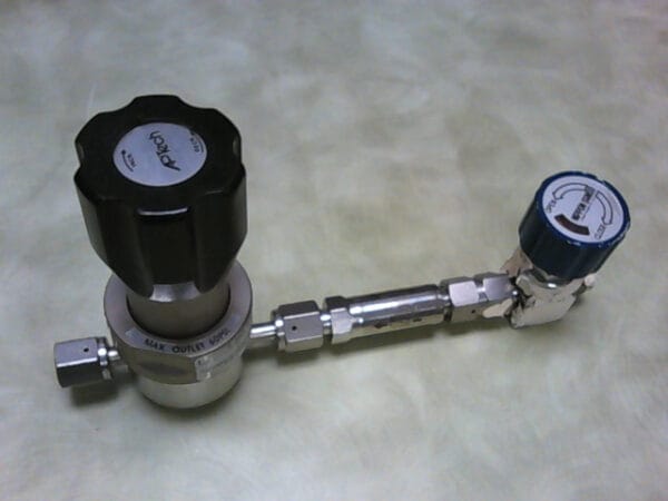 AP1006S 3PW FV4 FV4 L | APTECH REGULATOR AP1006S 3PW FV4 FV4 L W/ PALL MINI-GASKLEEN GLFPF3000VMM4 IN-LINE GAS FILTER, NIPPON SANSO VALVE, AND A SPAN INSTRUMENTS GAUGE - Image 6