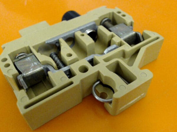 670-008323-001 | FUSE TRMNL ALARM 300V (PK 50) - Image 6