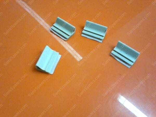 070-000025-007 | CBL CLIP FLAT C-TYPE WHITE ADH - Image 4