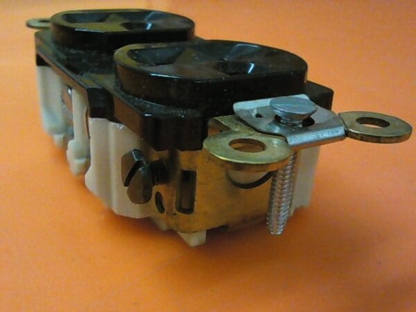 668-090646-001 | CONN,RECEPTACLE,20A 125V 3-WIR - Image 8