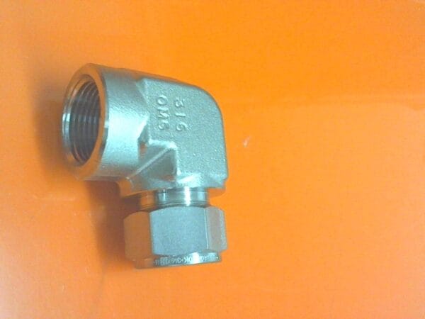 CF-6240-00 | FEMALE,ELBOW,3/4T X 3/4FNPT,SS-1210-8-12 - Image 4